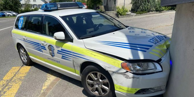 Verkehrsunfall mit Patrouillenwagen anlässlich dringender Dienstfahrt.