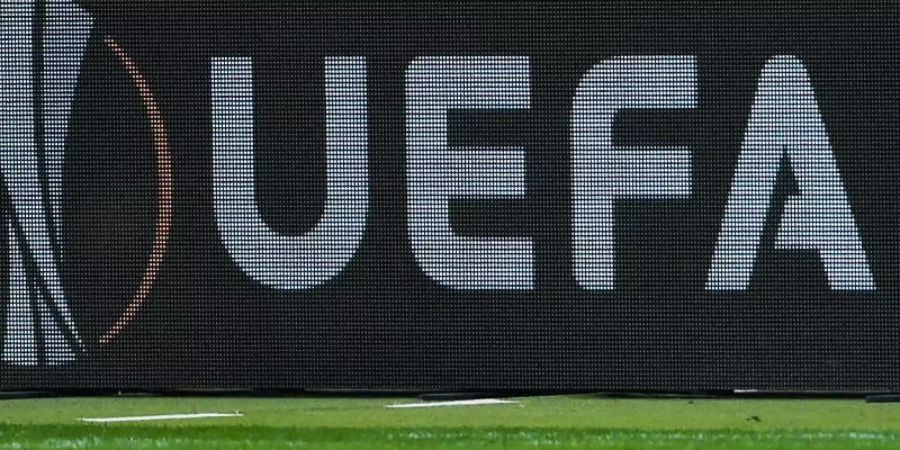 UEFA-Logo auf einer Bande während eines des Fussballspiels. Foto: Silas Stein/dpa