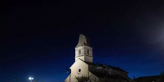 Starkregen, heftiger Wind und Hagel haben in Teilen Frankreichs am Wochenende erhebliche Schäden angerichtet. Ein Tornado riss von einem Kirchturm in der kleinen Gemeinde Saint-Nicolas-de-Bourgueil im Westen des Landes die Spitze ab. tornado kirchturmspitze