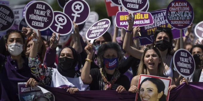 Mehr als tausend Frauen demonstrieren in Istanbul für ihre Rechte. erdogan