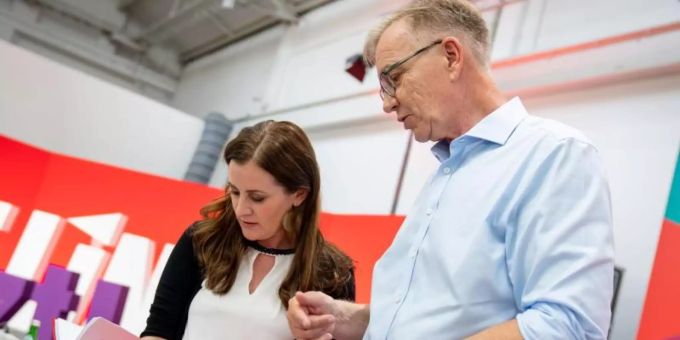 Die Linken-Spitzenkandidaten: Die Parteivorsitzende Janine Wissler und Fraktionschef Dietmar Bartsch schauen ins Wahlprogramm. Foto: Kay Nietfeld/dpa Die Linken-Spitzenkandidaten: Die Parteivorsitzende Janine Wissler und Fraktionschef Dietmar Bartsch schauen ins Wahlprogramm. Foto: Kay Nietfeld/dpa