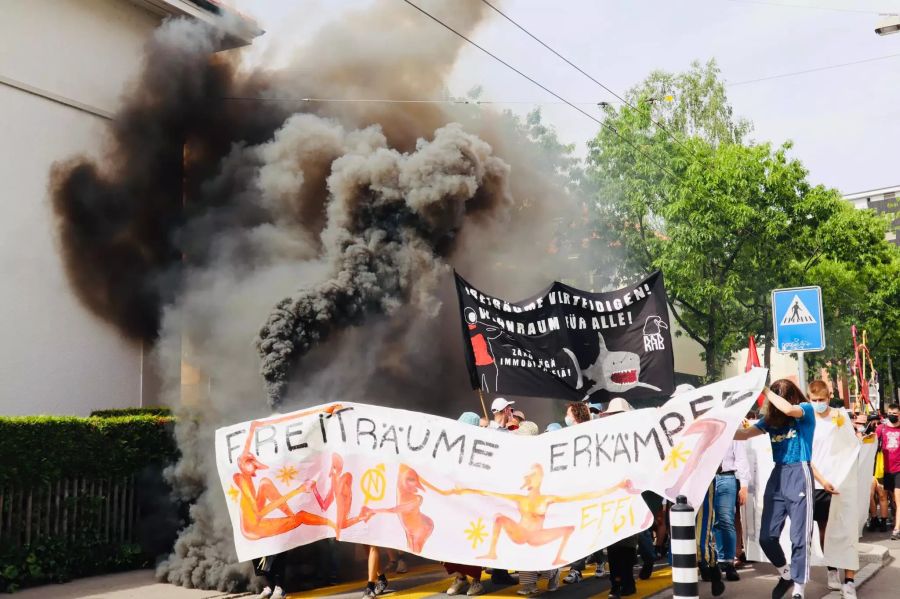 Auf dem Weg Richtung Lorraine werden einige Häuser eingeräuchert.