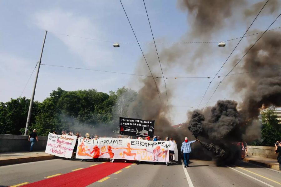 Die Demonstranten beim Überqueren der Lorraine-Brücke.