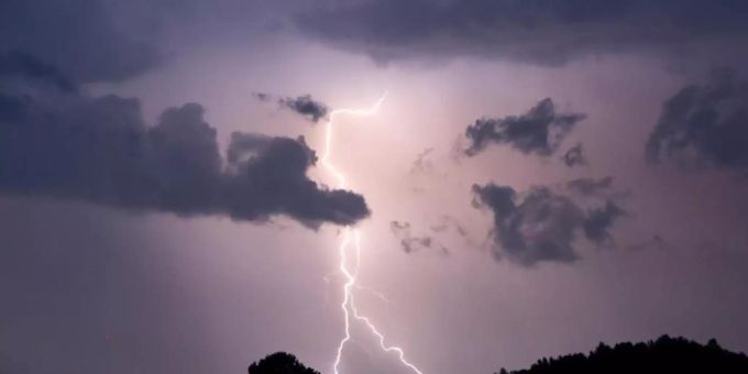 Gewitterwolken und Blitze. (Symbolbild) gewitter