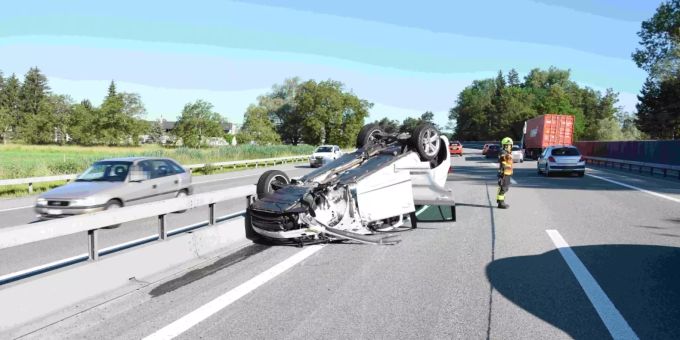 Auto überschlägt sich nach Streifkollision.