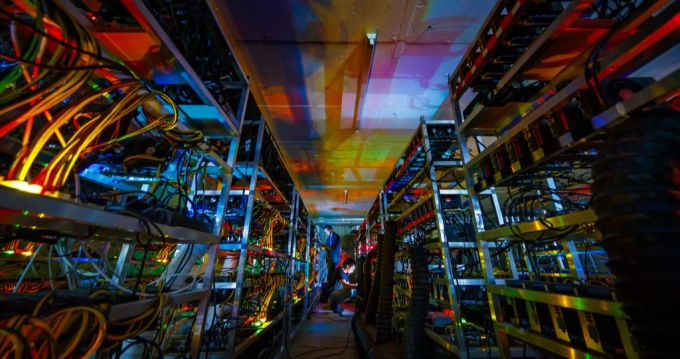 Da das Schürfen von Bitcoin immer aufwändiger wird, muss beim Betrieb einer sogenannten Mining-Farm der Strom- und Hardware-Preis mit dem potenziellen Ertrag aufgewogen werden. Bitcoin