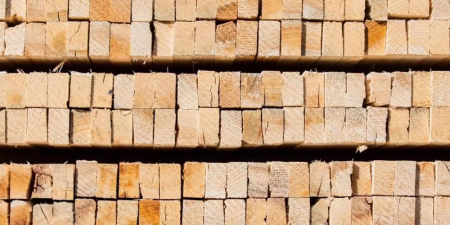 Dachlatten aus Holz sind am Firmensitz eines Dachdeckermeisters zu sehen. Die Rohstoffknappheit droht den Aufschwung im Handwerk zu gefährden. Foto: Rolf Vennenbernd/dpa