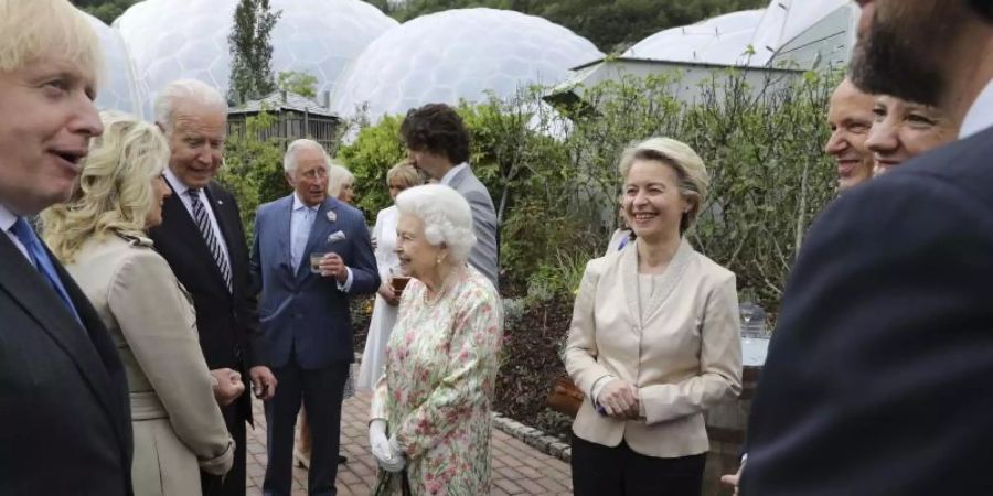 Royaler Empfang: Die G7- und EU-Vertreter treffen sich mit Queen Elizabeth II. und ihrem Sohn und Thronfolger Prinz Charles. Foto: Jack Hill/The Times Pool/AP/dpa