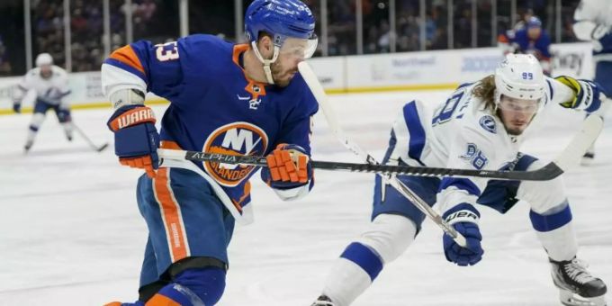 New York Islanders-Center Casey Cizikas (l) kontrolliert den Puck gegen Tampa Bay Lightning-Verteidiger Mikhail Sergachev. NHL