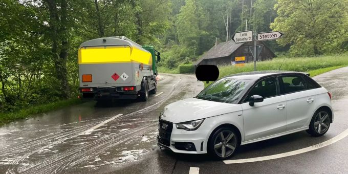 Personen wurden keine verletzt, an den Fahrzeugen entstand Sachschaden. Unfall