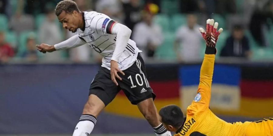 Lukas Nmecha erzielt das 1:0 gegen Portugals Torhüter Diogo Costa. Foto: Darko Bandic/AP/dpa