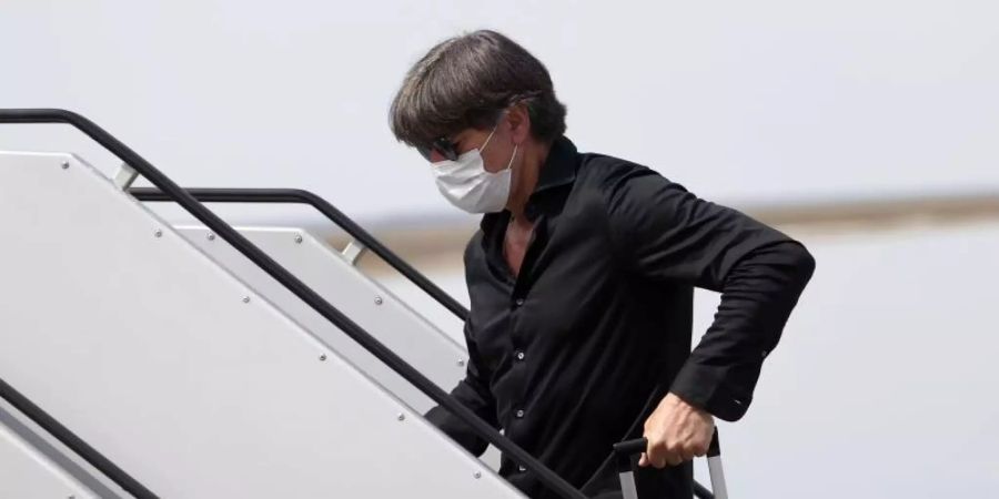 Bundestrainer Joachim Löw auf der Treppe zum Flieger nach London. Foto: Daniel Karmann/dpa
