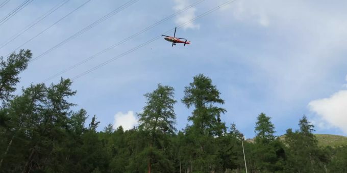Der Helikopter der Rega im Einsatz. Rega