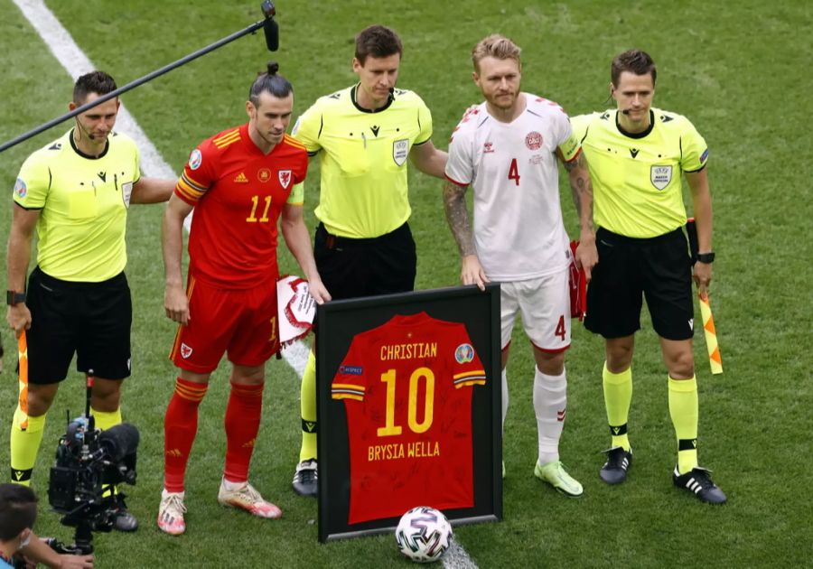 Gareth Bale überreicht den Dänen vor dem Spiel ein Trikot mit der Aufschrift «Christian». Ein Zeichen des Respekts für Christian Eriksen, der im Auftaktspiel einen Herzstillstand hatte.