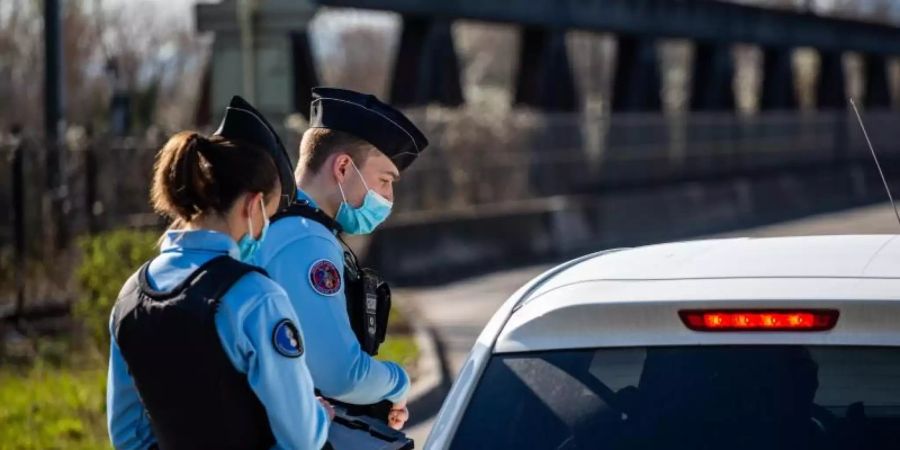 Für vollständig Geimpfte entfällt bei der Einreise nach Frankreich demnächst der negative PCR-Test. Foto: Philipp von Ditfurth/Archiv/dpa