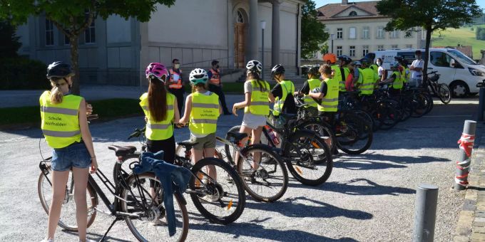 Mehr als 100 Schülerinnen und Schüler der 6. Klasse sind am Dienstag zur Radfahrerprüfung in Heiden angetreten.
