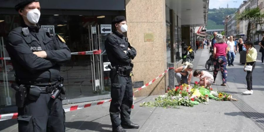 Blumen und Kerzen am Ort des Messerangriffs.
