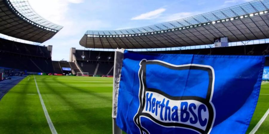 Eine Eckfahne im Berliner Olympiastadion mit dem Hertha-Logo. Foto: Soeren Stache/dpa-Zentralbild/dpa