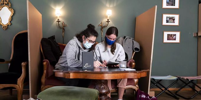 Zwei Frauen füllen die Informationen für das Contact Tracing in einem Restaurant noch schriftlich aus. SocialPass bietet dafür die digitale Lösung. Doch damit erhalten die Gesundheitsbehörden fast beliebigen Zugang zu den Daten, kritisiert der Datenschutzbeauftragte. Zwei Frauen füllen die Informationen für das Contact Tracing in einem Restaurant noch schriftlich aus. SocialPass bietet dafür die digitale Lösung. Doch damit erhalten die Gesundheitsbehörden fast beliebigen Zugang zu den Daten, kritisiert der Datenschutzbeauftragte.
