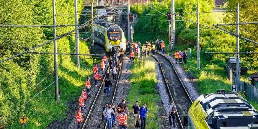 Passagiere verlassen den Zug nach dem Unglück in Oppenweiler. Foto: Kohls/SDMG/dpa