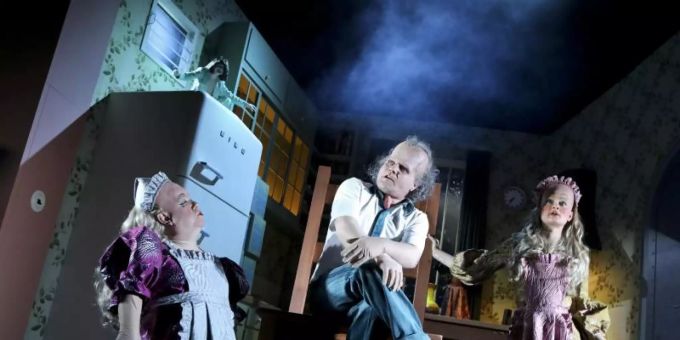Die Schauspieler Peter Luppa (l-r), Peter Moltzen und die Schauspielerin Philine Schmölzer in «wagner - der ring des nibelungen». Foto: Birgit Hupfeld/Berliner Ensemble/dpa Die Schauspieler Peter Luppa (l-r), Peter Moltzen und die Schauspielerin Philine Schmölzer in «wagner - der ring des nibelungen». Foto: Birgit Hupfeld/Berliner Ensemble/dpa