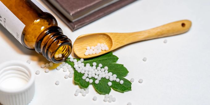 Der Firmenspruch von Herbamed lautet: «Appenzeller Heilmittel wirken mit besonderer Kraft» – doch ist dem auch so? Homöopathie Symbolbild