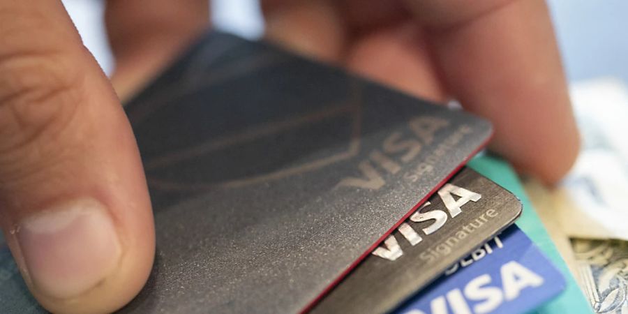 Die Konsum- und Reisefreude seiner Kunden hat dem US-Finanzkonzern Visa im vergangenen Quartal deutliche Zuwächse beschert. Der Umsatz stieg im Jahresvergleich um zwölf Prozent auf 8,1 Milliarden Dollar (rund 7 Milliarden Franken). (Archivbild)