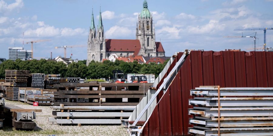 Bauteile von einem Bierzelt stehen auf der Theresienwiese bereit.