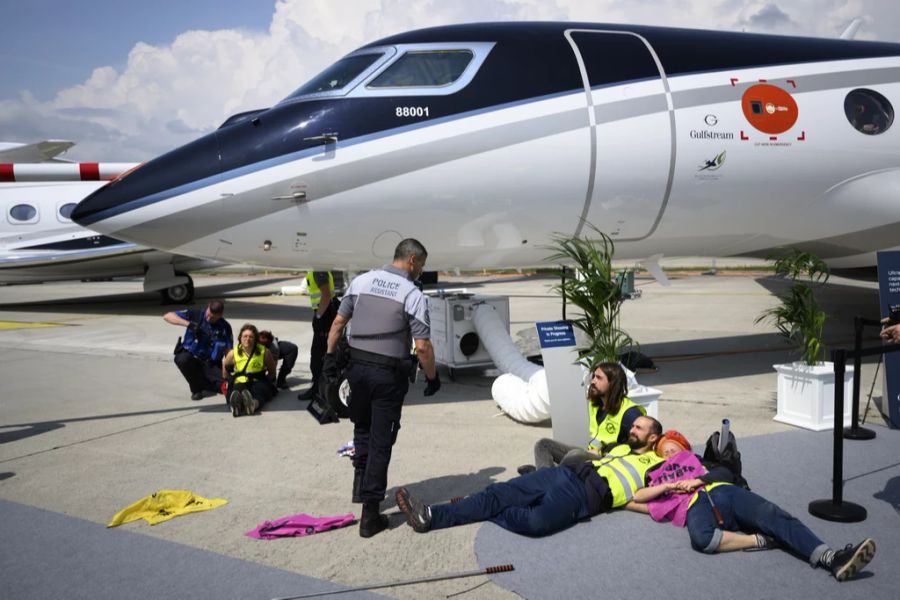 Das Original: Aktivisten von Stay Grounded, Greenpeace, Extinction Rebellion and Scientist Rebeillion haben sich im Mai 2023 am Genfer Flughafen an Privatjets gekettet.