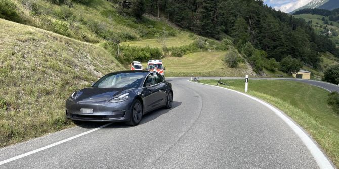 Velofahrer kollidiert mit Auto