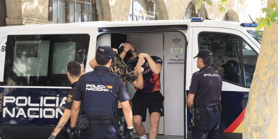 Polizisten führen die Verdächtigen zum Termin mit dem Haftrichter auf der Balearischen Insel.