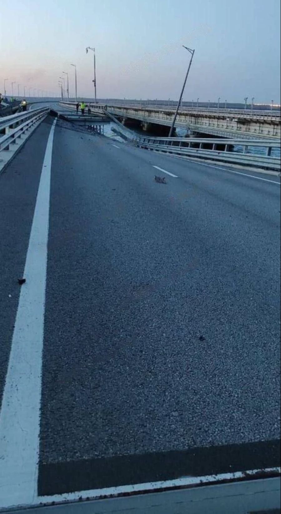 Bei einem mutmasslichen Angriff auf die Krimbrücke sind zwei Menschen ums Leben gekommen, ein Mädchen wurde verletzt.