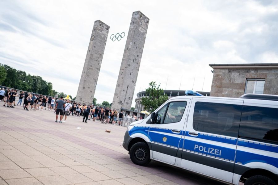 Die Proteste richteten sich gegen Till Lindemann und die Vorwürfe gegen den Rammstein-Frontmann.