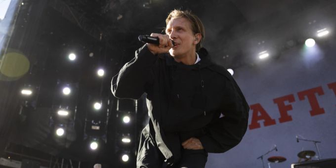 Kraftklub-Frontmann Felix Kummer auf der Bühne. kraftklub rammstein
