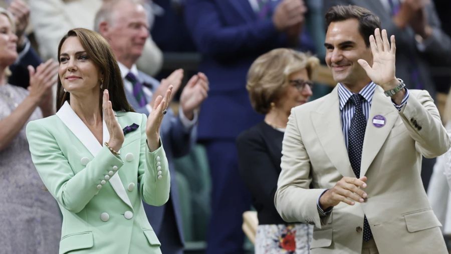 Zwei Jahre später winkt der Maestro in Wimbledon als Zuschauer aus der Royals Box.