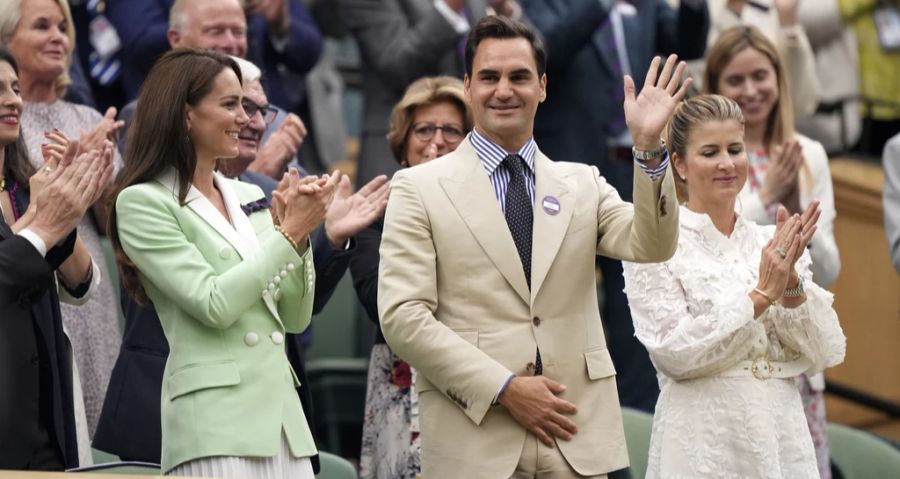 Roger Federer verfolgt zusammen mit Frau Mirka und Prinzessin Kate in der «Royal Box» das Spiel zwischen Jelena Rybakina und Shelby Rogers.