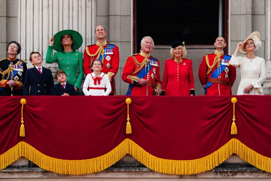 König Charles III. (M) beobachtet mit seiner Familie die Flugschau im Anschluss an die «Trooping the Colour»-Parade.