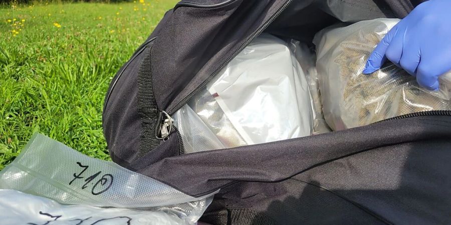 Die Drogen waren in einem Sack versteckt, der sich im Innenraum des Autos des Belgiers befand.