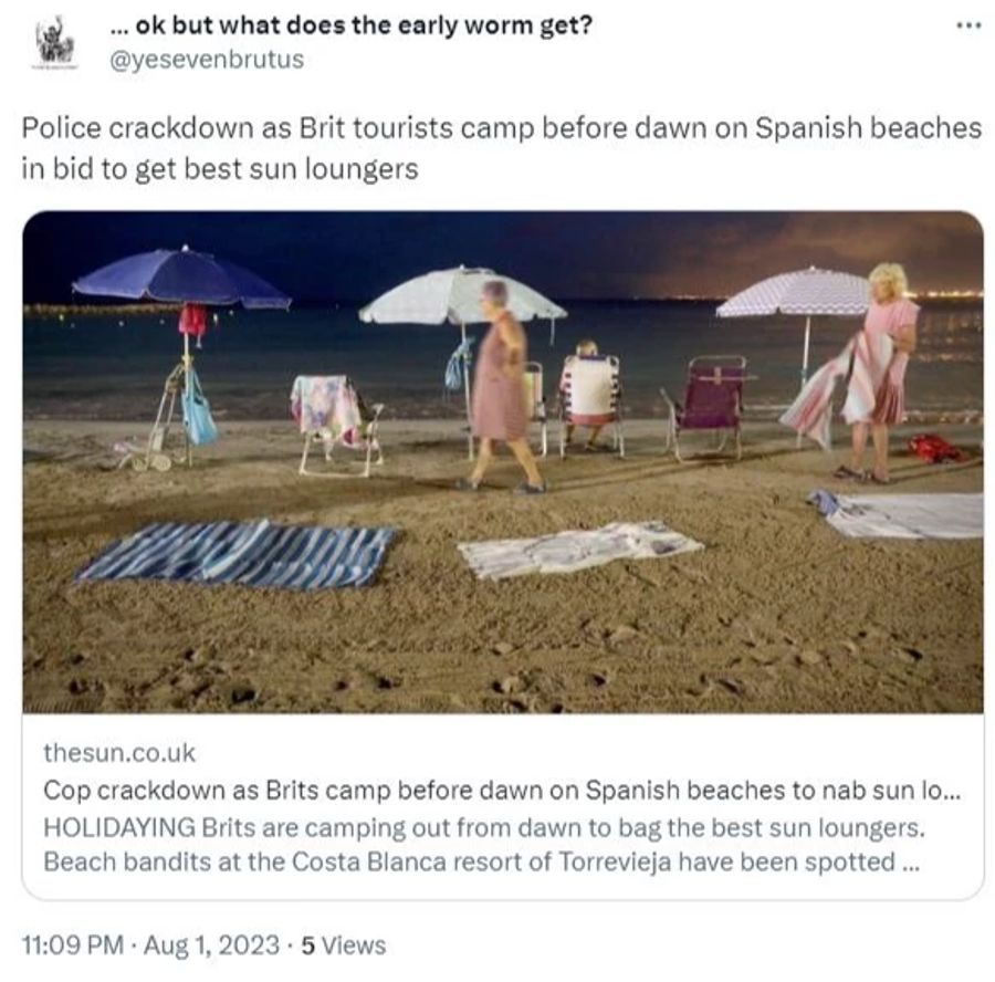 Schon in den frühen Morgenstunden sichern sich Touristinnen und Touristen im spanischen Ferienort Torrevieja den besten Platz am Strand.