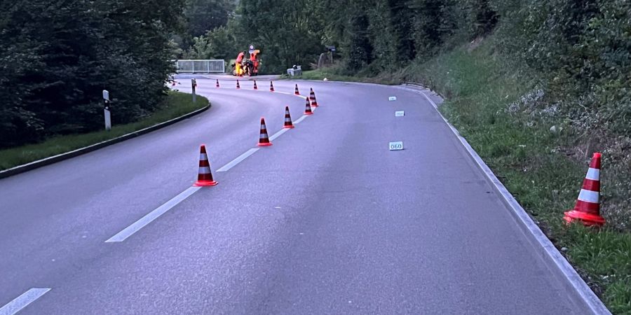 Hochfelden ZH: Motorradfahrer (34) bei Selbstunfall schwer verletzt.