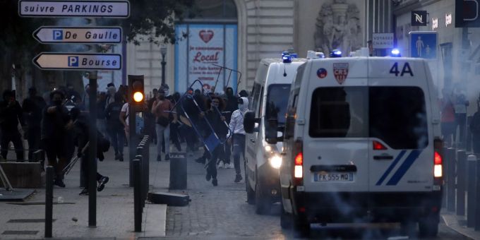 Demonstranten stossen nach einer Demonstration zum Gedenken an den 17-jährigen Nahel, der von der französischen Polizei getötet wurde, in Marseille, Frankreich, am 30. Juni 2023 mit der Polizei zusammen. Marseille Frankreich Krawalle Nahél