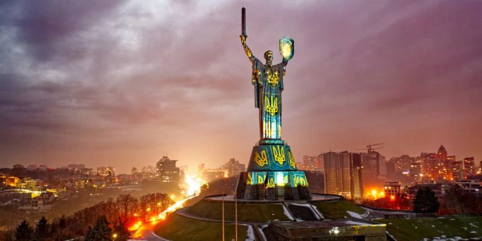 Die Mutter-Heimat-Statue in Kiew. Beleuchtet wurde sie an Weihnachten 2022 durch den Schweizer Künstler Gerry Hofstetter. Kiew