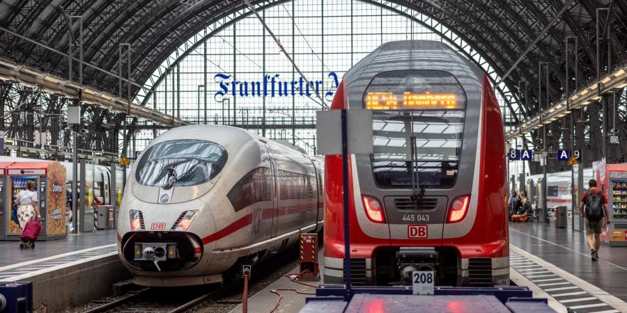 Ein ICE und ein Regionalzug im Hauptbahnhof Frankfurt: Die Deutsche Bahn präsentiert die wirtschaftliche Bilanz für das erste Halbjahr 2023.