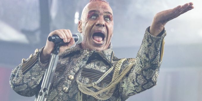 Die Berliner Staatsanwaltschaft hat die Ermittlungen gegen Till Lindemann eingestellt. till lindemann rammstein
