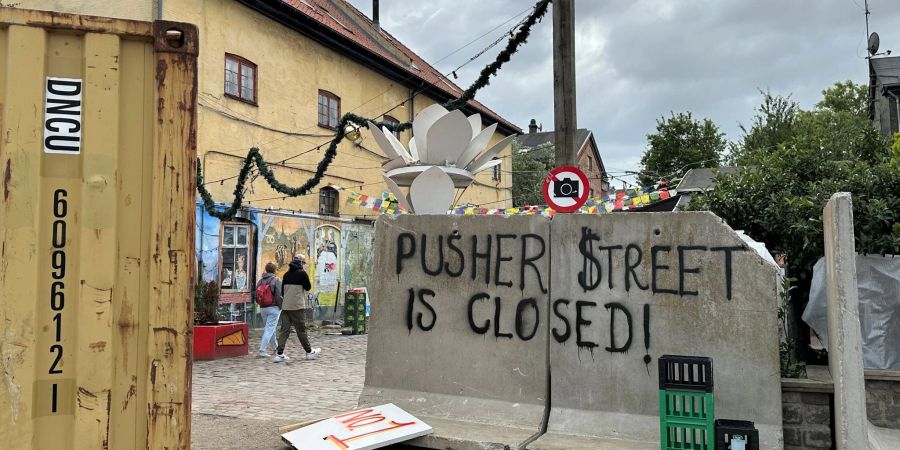 «Pusher Street is closed!» (Die Pusher Street ist geschlossen) steht an einer Blockade in der Kopenhagener Freistadt Christiania.