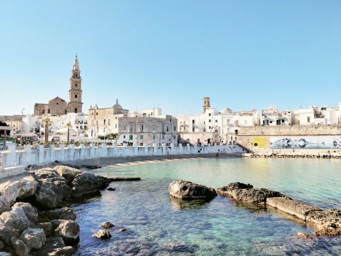 Helle Gebäude sorgen für deutlich weniger Hitze in einer Stadt, wie hier in Bari. Bari Helle Gebäude