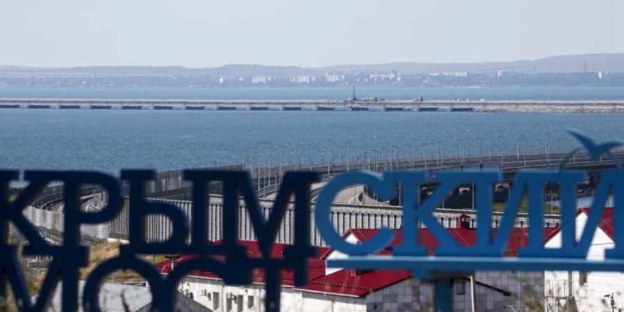 Blick auf die Krim-Brücke, die das russische Festland und die Halbinsel Krim über die Strasse von Kertsch verbindet. Foto: -/AP/dpa