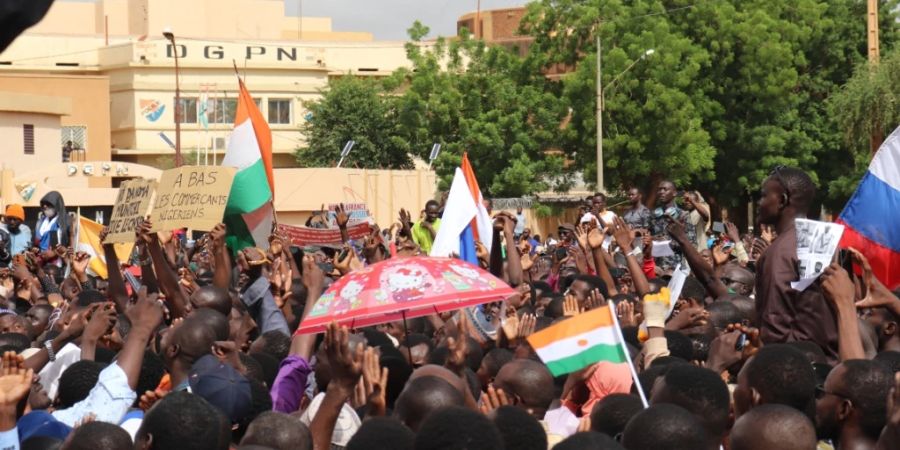 Demonstranten zeigen in Nigers Hauptstadt Niamey ihre Unterstützung für die Putschisten. Foto: Djibo Issifou/dpa