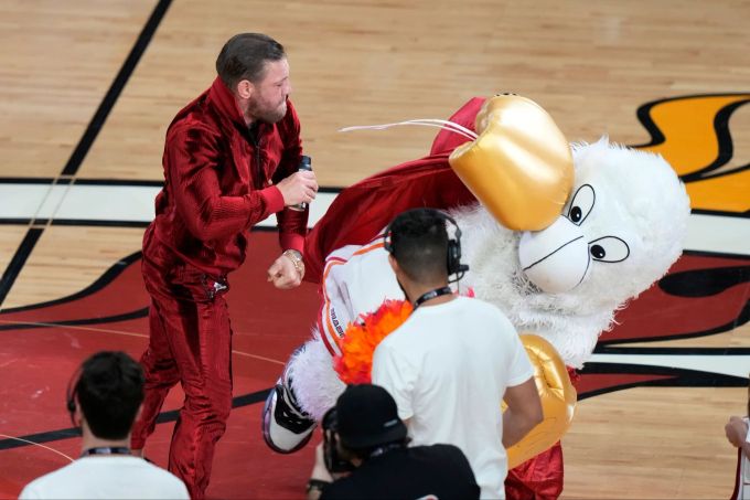 Conor McGregor war für eine Werbe-Aktion im Stadion der Miami Heat. Conor McGregor Miami Heat
