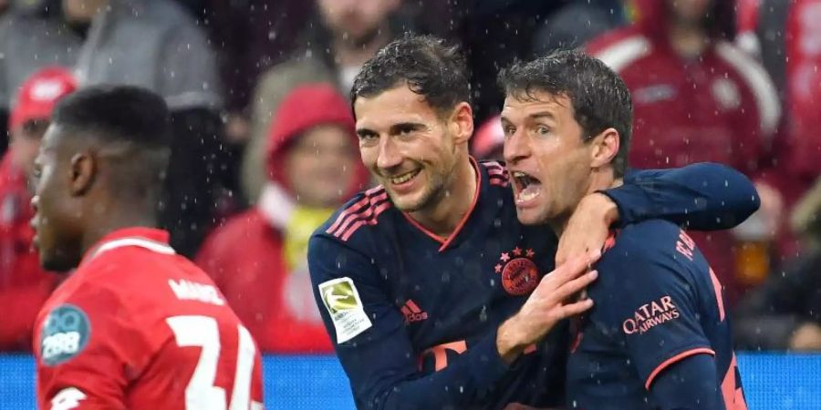 Thomas Müller (r) und Leon Goretzka (M) jubeln nach Müllers Treffer zum 2:0 gegen Mainz. Foto: Torsten Silz/dpa